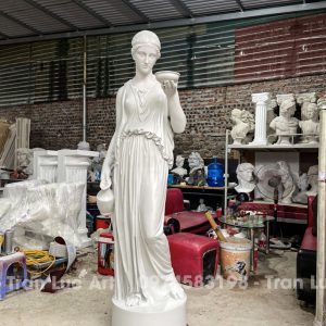 Tượng nữ thần tuổi trẻ Hebe tại xưởng Điêu Khắc Trần Lực