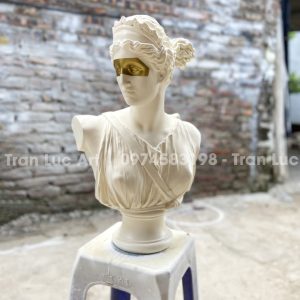 Tượng nữ thần Artemis sơn màu be
