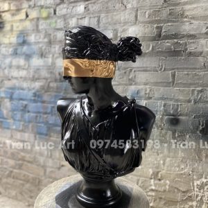 Tượng nữ thần Artemis sơn màu đen