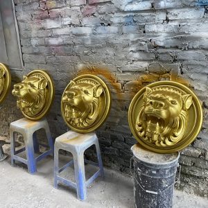 Phù điêu đầu sư tử cho khách quán bar