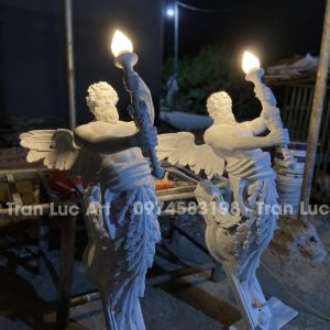 Tượng composite cầm đuốc chế thêm đèn trang trí