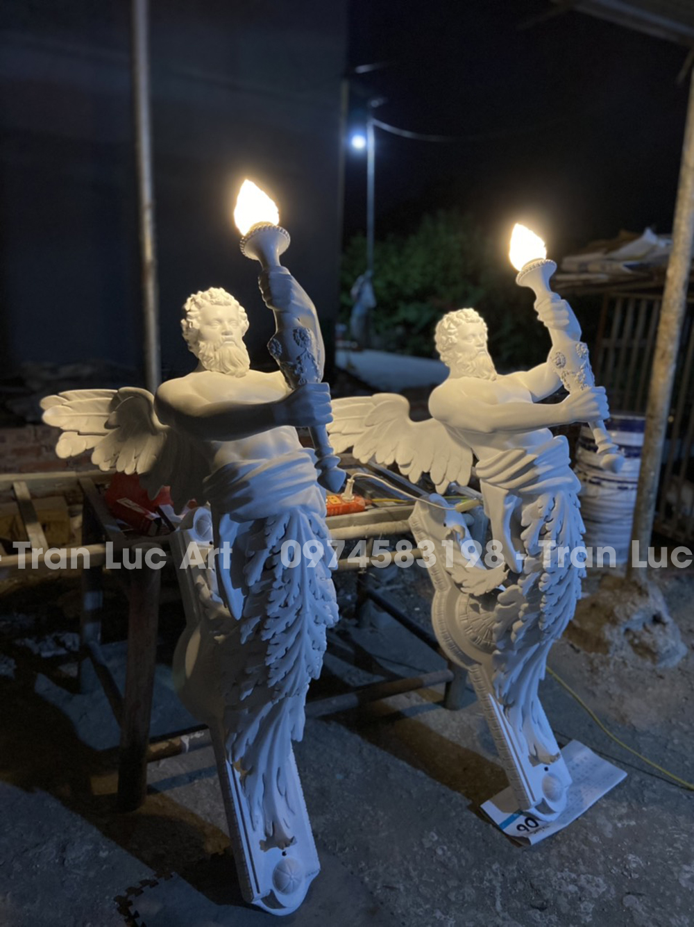 Tượng composite cầm đuốc chế thêm đèn trang trí