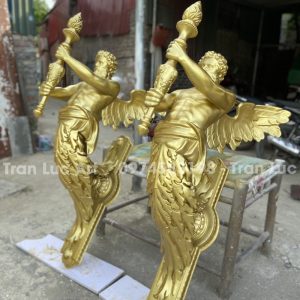 Tượng trang trí cầm đuốc sơn màu giả đồng