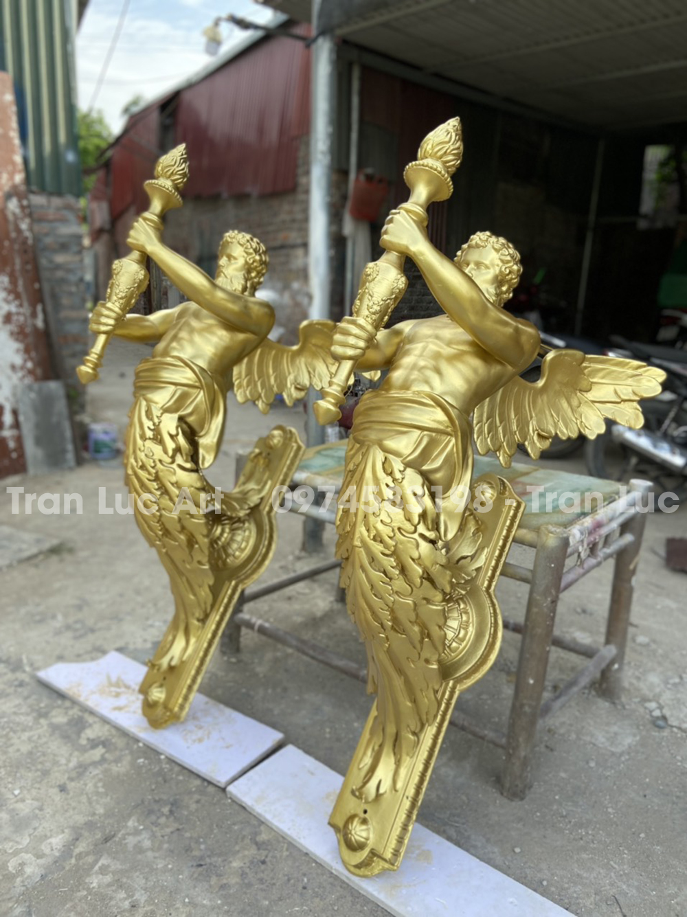 Tượng trang trí cầm đuốc sơn màu giả đồng