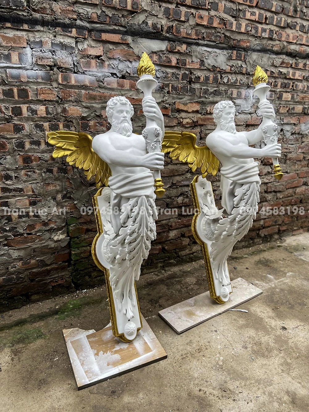 Tượng trang trí cầm đuốc chất liệu composite